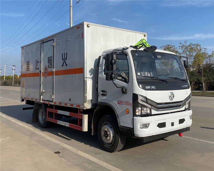 CSC5125XRG6型易燃固體廂式運(yùn)輸車